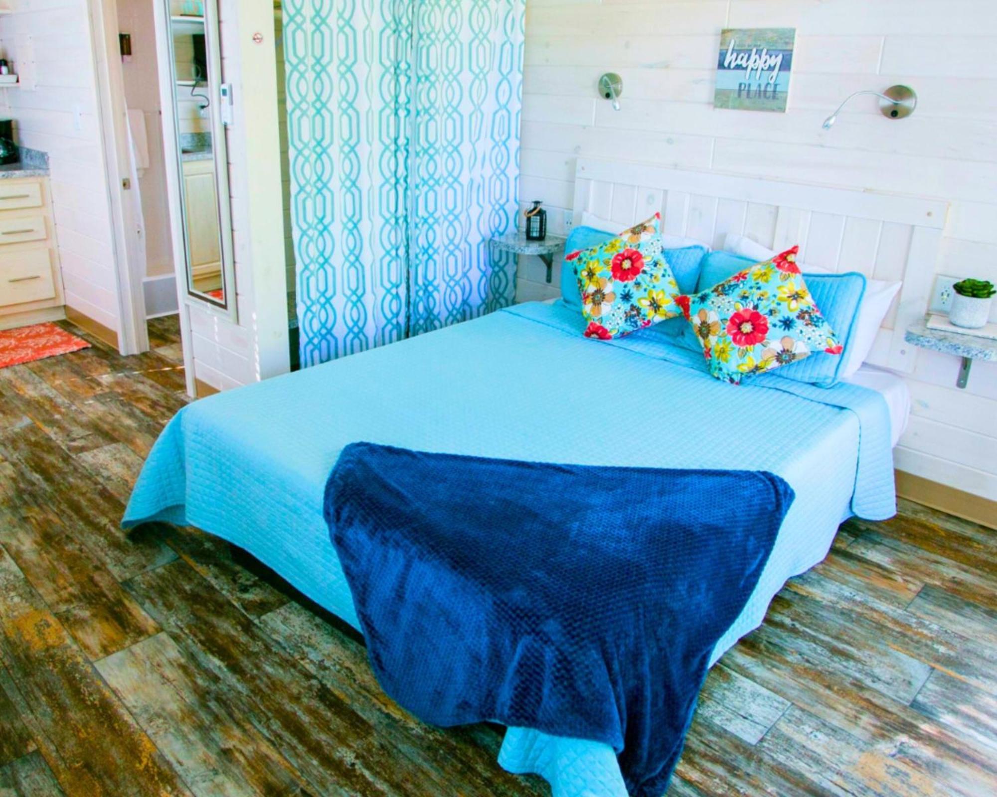 Long Cove Resort And Marina Charlotte Room photo
